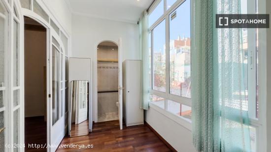 Se alquilan habitaciones en apartamento de 4 dormitorios en Sants - BARCELONA