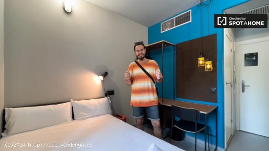 Se alquila habitación con baño en Barcelona - BARCELONA