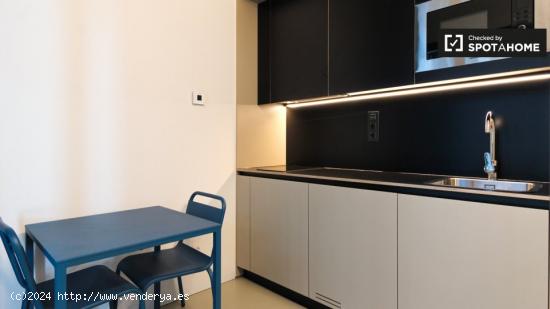 Se alquila habitación con baño en Barcelona - BARCELONA