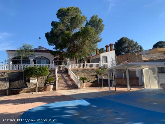 Gran casa con parcela  y piscina - MURCIA