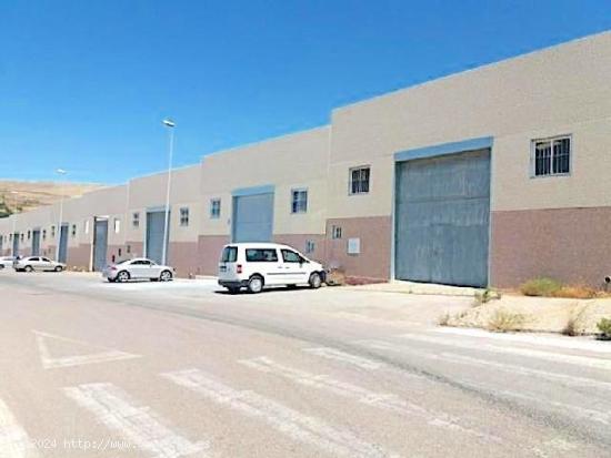 EN VENTA TRES PARCELAS INDUSTRIALES CON 900 M2 EDIFICABLES. - MALAGA