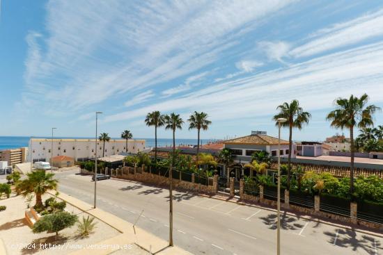 Apartamento con vistas al mar, con terraza acrisatalada y piscina comunitaria en Cabo Cervera - ALIC