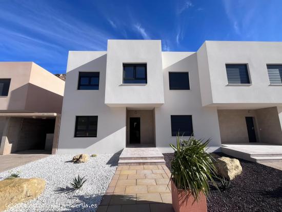 Vivienda de dos plantas con jardín privado y piscina. - ALMERIA