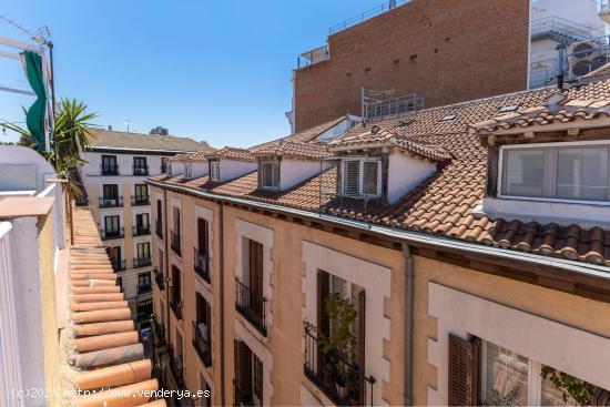 Vive la Esencia Bohemia de Madrid en un Triplex Único en el - MADRID