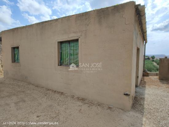 INMOBILIARIA SAN JOSE VENDE CASA-ALMACÉN CON FINCA PLANTADA DE OLIVERAS EN ASPE - ALICANTE