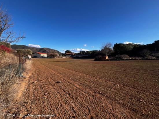  Oportunidad de Inversión Excepcional: Terreno Solar Rústico en Font del Camaró - BARCELONA 