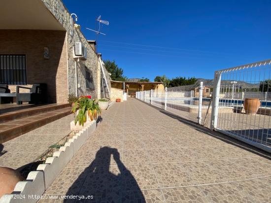 Chalet entre Crevillente y Albatera con 200 metros de casa y 200 metros de nave!!! - ALICANTE