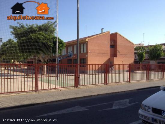 Se alquila local comercial frente a colegio de Santiago el Mayor, 160 m2 - MURCIA