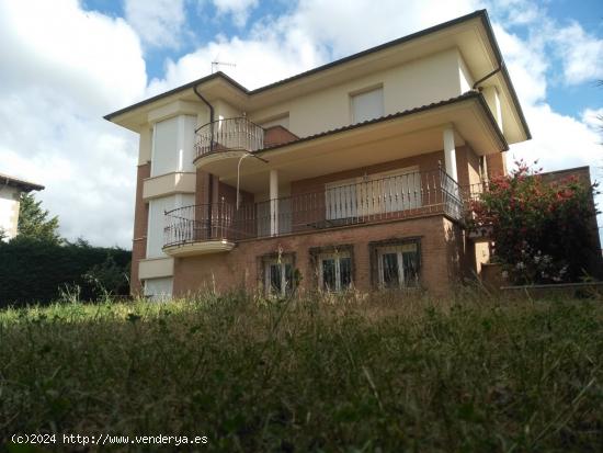  UNIFAMILIAR INDEPENDIENTE  PUENTE LA REINA  . 5 HABITACIONES UNA EN PLANTA BAJA, PISCINA COMUNITARIA 