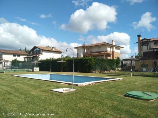 UNIFAMILIAR INDEPENDIENTE  PUENTE LA REINA  . 5 HABITACIONES UNA EN PLANTA BAJA, PISCINA COMUNITARIA