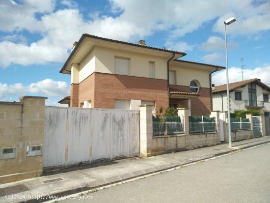 UNIFAMILIAR INDEPENDIENTE  PUENTE LA REINA  . 5 HABITACIONES UNA EN PLANTA BAJA, PISCINA COMUNITARIA