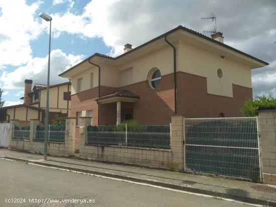 UNIFAMILIAR INDEPENDIENTE  PUENTE LA REINA  . 5 HABITACIONES UNA EN PLANTA BAJA, PISCINA COMUNITARIA