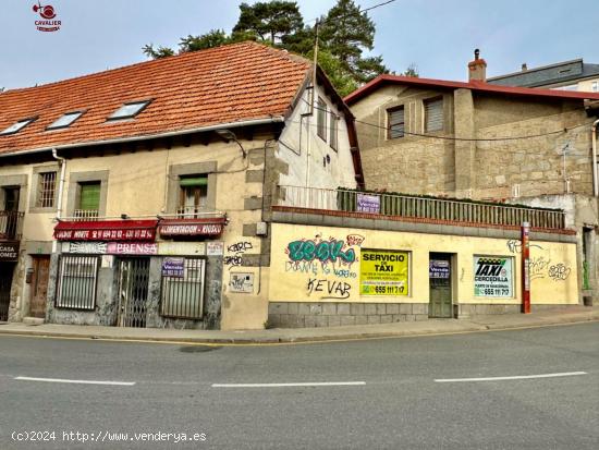 Casa de pueblo para reformar de 220m2 distribuida en dos viviendas de 60m2 y dos locales comerciales