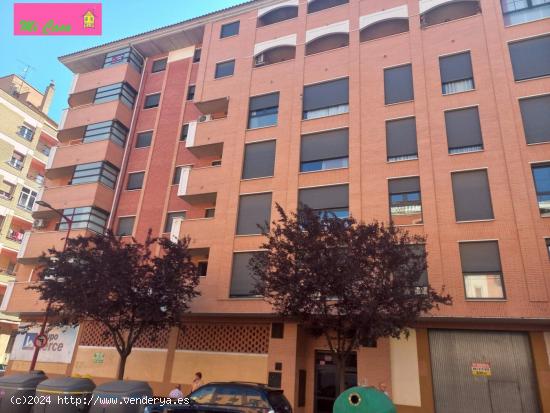 PISO MUY LUMINOSO EN BUENA ZONA CON TRES DORMITORIOS DOBLES, DOS BAÑOS, COCINA Y SALON - ZARAGOZA