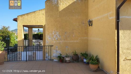 CHALET INDEPENDIENTE EN URBANIZACIÓN CERCANA - ALICANTE