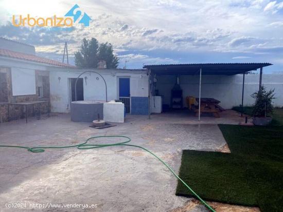 chalet con parcela de 4 habitaciones y 2 baños con piscina  a 10 min de Badajoz - BADAJOZ