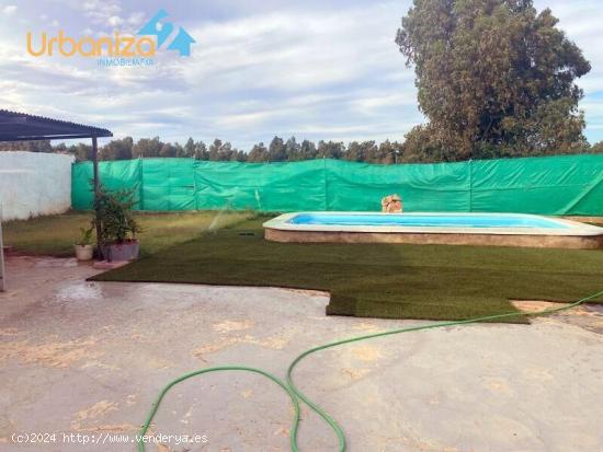 chalet con parcela de 4 habitaciones y 2 baños con piscina  a 10 min de Badajoz - BADAJOZ