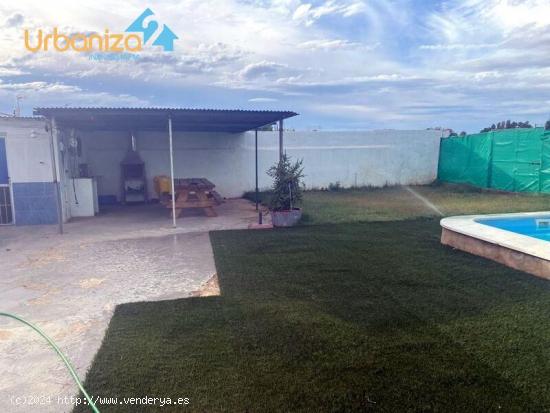 chalet con parcela de 4 habitaciones y 2 baños con piscina  a 10 min de Badajoz - BADAJOZ