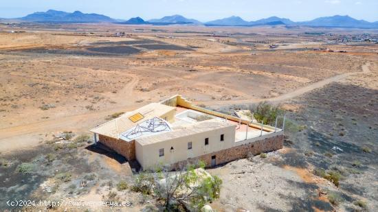 ¡GRAN OPORTUNIDAD DE REFORMA EN FUERTEVENTURA! VILLA PARA REFORMAR CON 15.000M 2 DE TERRENO - LAS P