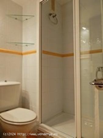 Piso de 4 habitaciones, 2 baños, salón, cocina y terraza. - SEVILLA