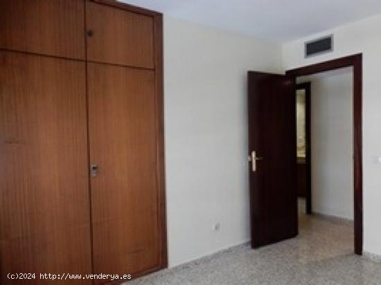 Piso de 4 habitaciones, 2 baños, salón, cocina y terraza. - SEVILLA