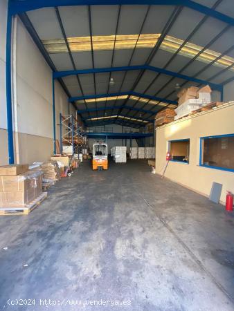  Nave industrial de 700 m2  en perfecto estado - SEVILLA 