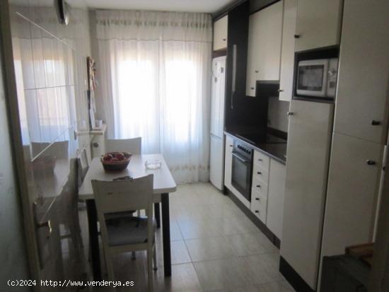 SE VENDE PISO DE 3 HAB., SALÓN, COCINA Y BAÑO. BAJO SIN ASCENSOR. POCA COMUNIDAD - LEON