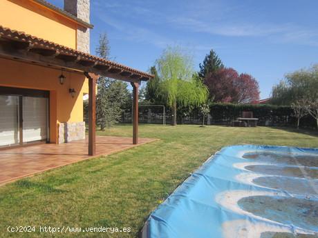  SE VENDE CHALET REFORMADO EN URB. VALJUNCO CON PISCINA PARTICULAR. - LEON 