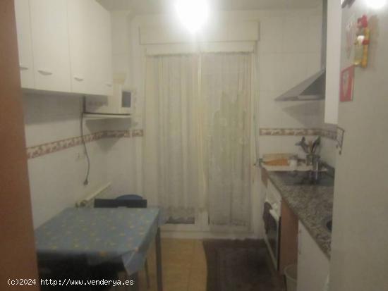 SE VENDE PISO SEMINUEVO DE 3 HAB., SALÓN, COCINA, 2 BAÑOS, TRASTERO Y GARAJE - LEON