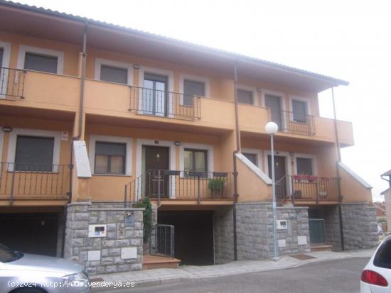 SE VENDE CHALET ADOSADO SEMINUEVO, 4 HAB., GARAJE DOBLE ,PATIO. PARA ENTRAR A VIVIR - LEON