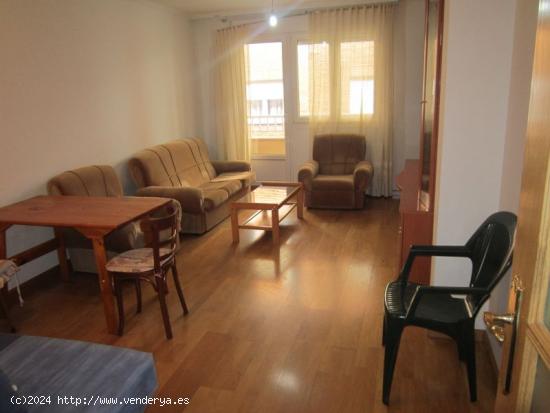 SE VENDE PISO 3 HAB., SALÓN, COCINA, 2 BAÑOS, TRASTERO Y GARAJE. PARA ENTRAR A VIVIR. - LEON