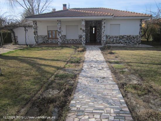 SE VENDE CHALET INDEPENDIENTE EN URBANIZACIÓN VALJUNCO. PLANTA BAJA, PARCELA 900 M2. - LEON