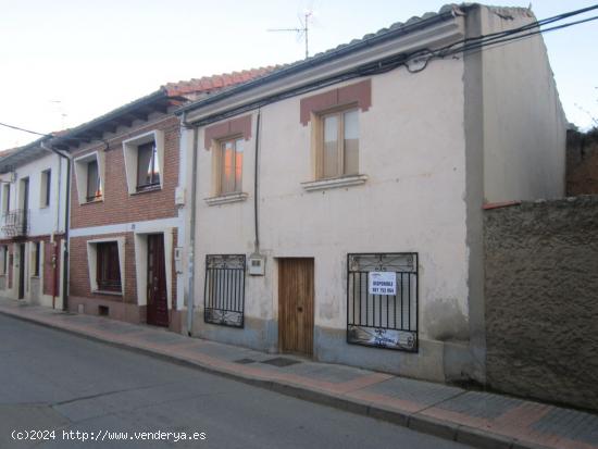 SE VENDE CASA DE VERANO EN EL CENTRO DE VALENCIA DE DON JUAN, PEQUEÑO PATIO. - LEON