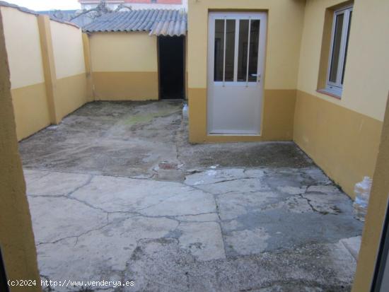 SE VENDE CASA DE VERANO EN EL CENTRO DE VALENCIA DE DON JUAN, PEQUEÑO PATIO. - LEON