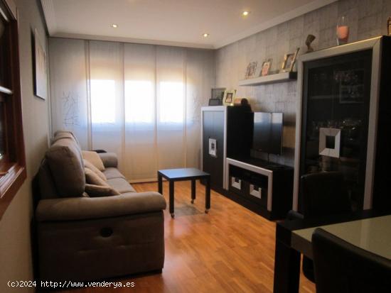 APARTAMENTO, 80 M2, SALÓN, COCINA, 2 HAB., 2 BAÑOS, TRASTERO, 2 P.GARAJE. MUCHAS MEJORAS. EXTERIOR