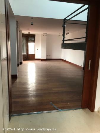 DÚPLEX DE 113 M2, NUEVO, 2 HAB., SALÓN, COCINA, 3 BAÑOS. CALIDADES LUJO - LEON