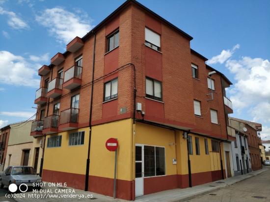 SE VENDE PISO EN EL CENTRO, 3 HAB., SALÓN, COCINA, BAÑO, TRASTERO, 2º SIN ASCENSOR. - LEON