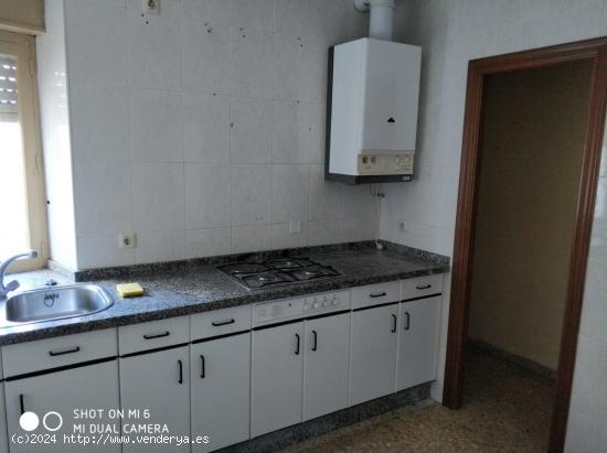 SE VENDE PISO EN EL CENTRO, 3 HAB., SALÓN, COCINA, BAÑO, TRASTERO, 2º SIN ASCENSOR. - LEON