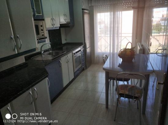  SE VENDE PISO CON EXCELENTES VISTAS AMUEBLADO Y EQUIPADO. 3 HAB., SALÓN, COCINA Y BAÑO. - LEON 