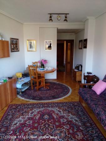  Se vende piso en el centro, amueblado, cocina, salón, 3 hab., baño, cochera, ascensor. - LEON 