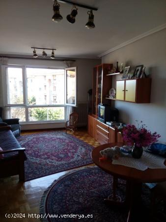 Se vende piso en el centro, amueblado, cocina, salón, 3 hab., baño, cochera, ascensor. - LEON