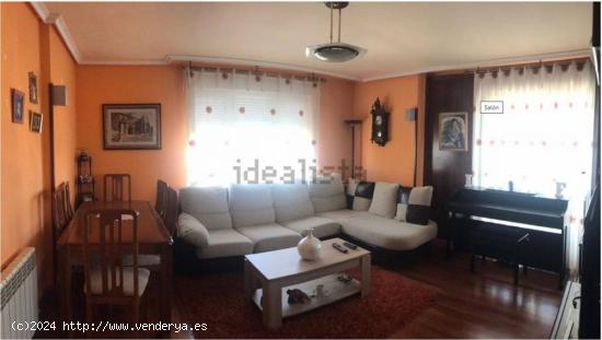  SE VENDE AMPLIO PISO EN EL CENTRO DE VALENCIA DE DON JUAN, 115 M2, COCINA, SALÓN, 3 HAB, 2 BAÑOS.  