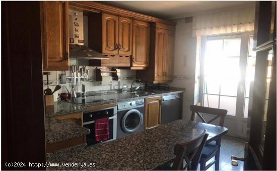 SE VENDE AMPLIO PISO EN EL CENTRO DE VALENCIA DE DON JUAN, 115 M2, COCINA, SALÓN, 3 HAB, 2 BAÑOS. 