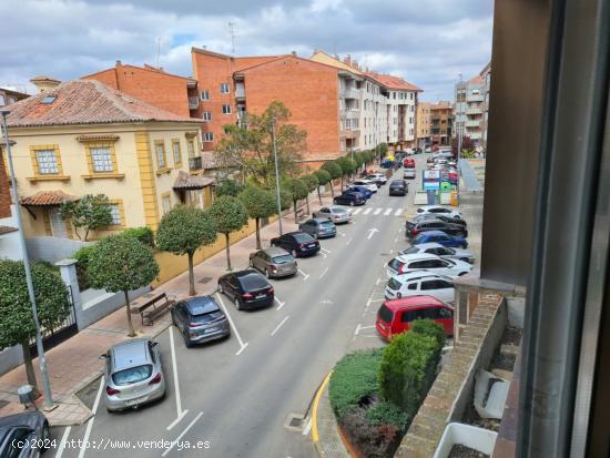 SEAMPLIO PISO EN EL CENTRO DE VALENCIA, SALÓN, COCINA, 4 HAB., 2 BAÑOS, TRASTERO Y GARAJE. - LEON