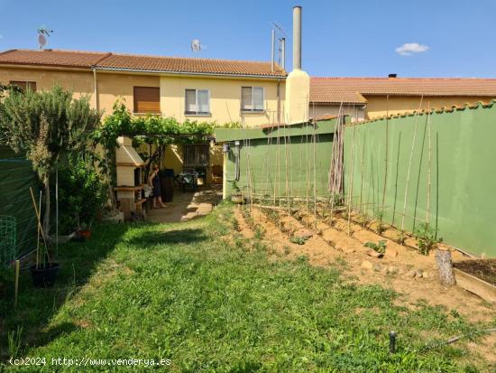 SE VENDE CASA, DOS PLANTAS, REFORMADA, PATIO. PARA ENTRAR A VIVIR. - LEON