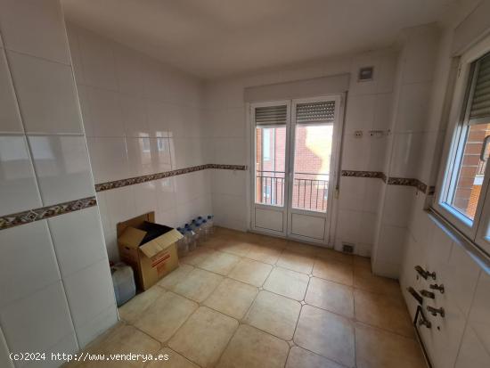  SE VENDE PISO  90 M2, CON 3 HABITACIONES, ASCENSOR, GARAJE. VPO. - LEON 