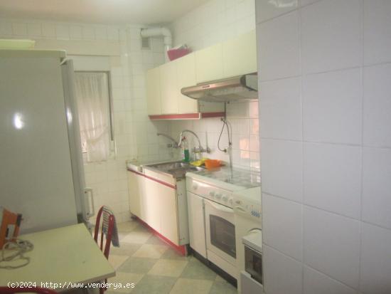 SE VENDE PISO EN EL CENTRO DE VALENCIA DE DON JUAN, 90 M2, COCINA, SALÓN, 4 HAB., 2 BAÑOS. - LEON