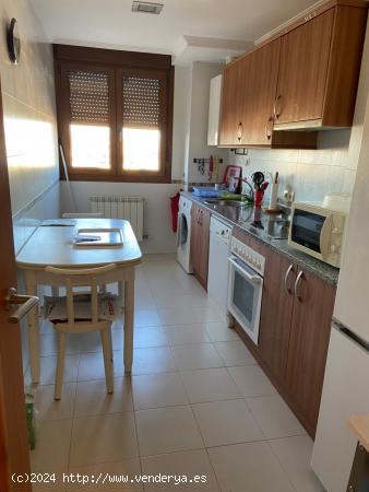  SE VENDE AMPLIO PISO EN VALENCIA DE DON JUAN, COCINA, SALÓN, 2 HAB., 2 BAÑOS, TRASTERO Y GARAJE. - 