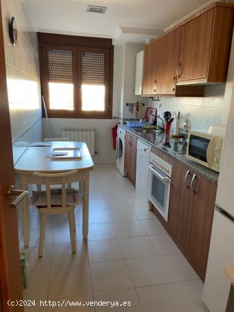 SE VENDE AMPLIO PISO EN VALENCIA DE DON JUAN, COCINA, SALÓN, 2 HAB., 2 BAÑOS, TRASTERO Y GARAJE. -