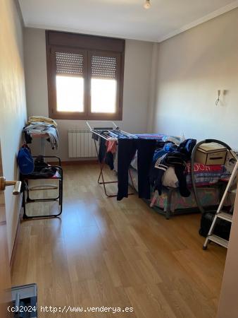 SE VENDE AMPLIO PISO EN VALENCIA DE DON JUAN, COCINA, SALÓN, 2 HAB., 2 BAÑOS, TRASTERO Y GARAJE. -